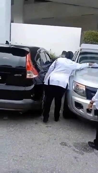 Ce conducteur arrache le sabot de la fourrière car il ne veut pas payer l'amende