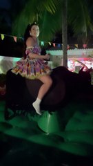 Juliette se divertiu no touro mecânico em festa junina de Anitta