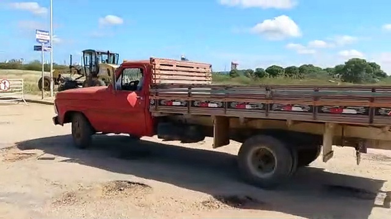 Vereador Sargento Patrian flagra máquinas da prefeitura realizando serviços na alça sudeste, onde deveria estar as máquinas da empresa contratada (02)