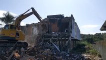Prédios com 25 apartamentos são demolidos pela prefeitura de Florianópolis