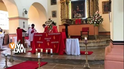 VIDEO: Perro roba pan mientras padre ofrecía su misa