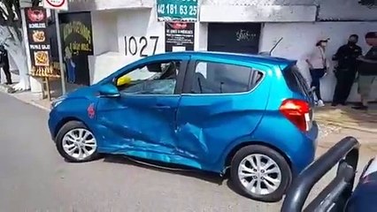 Fuerte choque deja volcado a vehículo