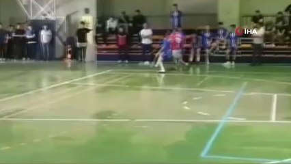 Futsal sahası boks ringine döndü, öğrenciler birbirine girdi