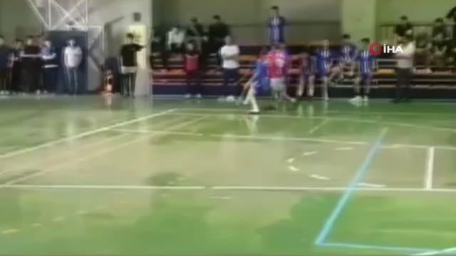 Futsal sahası boks ringine döndü, öğrenciler birbirine girdi