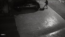 Vídeo mostra indivíduo suspeito de realizar furto em carro estacionado
