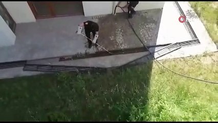 Bahçedeki mazgala giren yılanı itfaiye ekipleri yakaladı