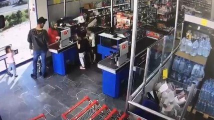 Download Video: Çocukların gözü önünde marketteki silahlı soygun kamerada