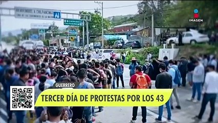 Padres de los 43 de Ayotzinapa bloquean la autopista del Sol