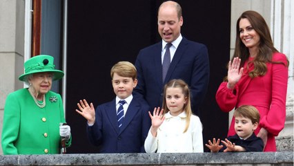 GALA VIDÉO - Le prince Louis intenable au jubilé d’Elizabeth II : la réaction hilarante de son frère George !