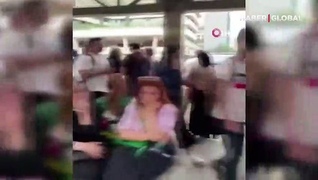İstanbul Beylikdüzü'nde metrobüs arızası! Uzun kuyruklar oluştu...