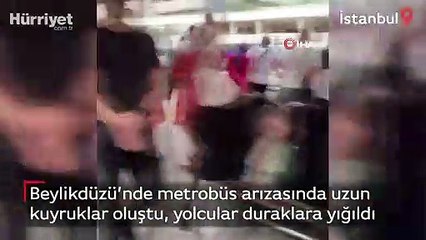 Beylikdüzü’nde metrobüs arızasında uzun kuyruklar oluştu, yolcular duraklara yığıldı