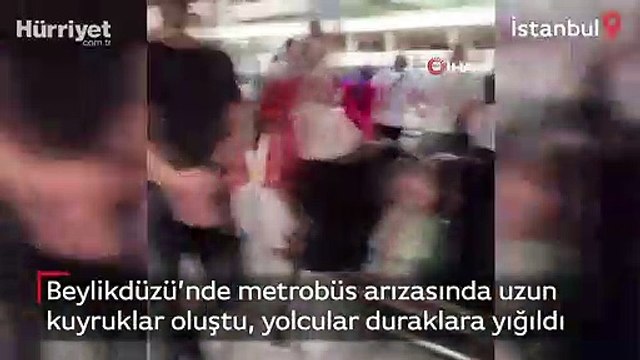 Beylikdüzü’nde metrobüs arızasında uzun kuyruklar oluştu, yolcular duraklara yığıldı