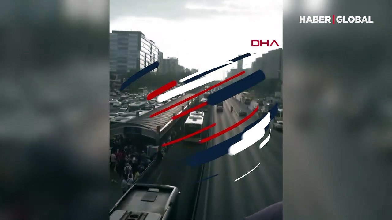 İstanbul Beylikdüzü'nde metrobüs arızası! Uzun kuyruklar oluştu, yolcu metrobüsün önünü kesti