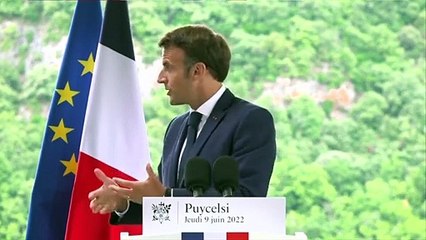 Emmanuel Macron : "Nous doublerons la présence de forces de l'ordre sur la voie publique d'ici la fin de la décennie.