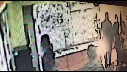 Vídeos mostram momento em que homem joga carro contra garis no Centro