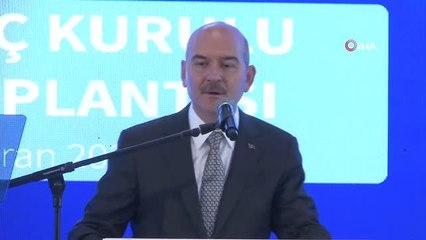 Bakan Soylu, şehirlerarası yabancı taşıyan taksilere izin belgesi sorma zorunluluğu getirildiğini duyurdu