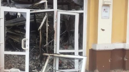 Celebran su graduación en medio de los escombros