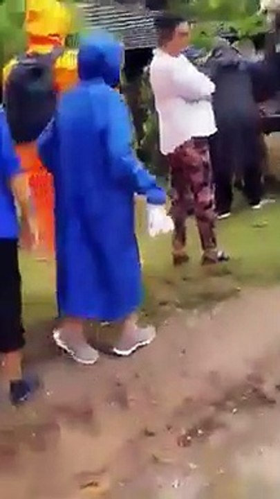 Así trasladan un ataúd en un pueblo de Cuba