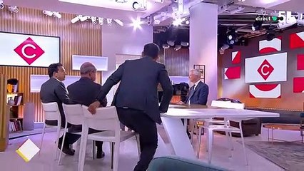 Matthieu Belliard arrive en retard pour sa chronique dans "C à Vous" et provoque un fou rire en plateau