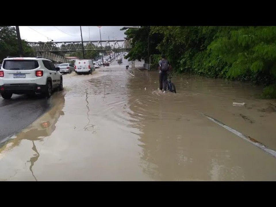 Chuva em João Pessoa deixa trânsito caótico e Inmet anuncia alerta para 15 municípios do litoral da PB