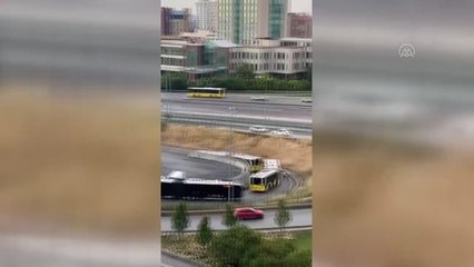 Beylikdüzü'nde metrobüs hattında yoğunluk yaşandı