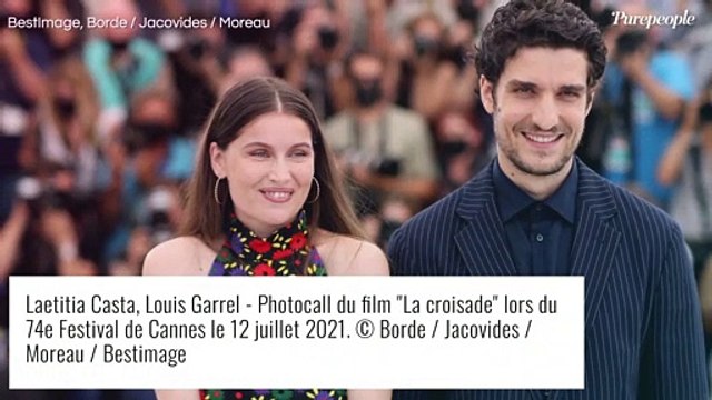 Laetitia Casta topless : jupe en cuir rouge et poses sensuelles, à 44 ans, elle fait le show