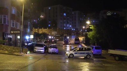 Şiddetli yağış nedeniyle 4 araç zarar gördü, bir iş yerini su bastı