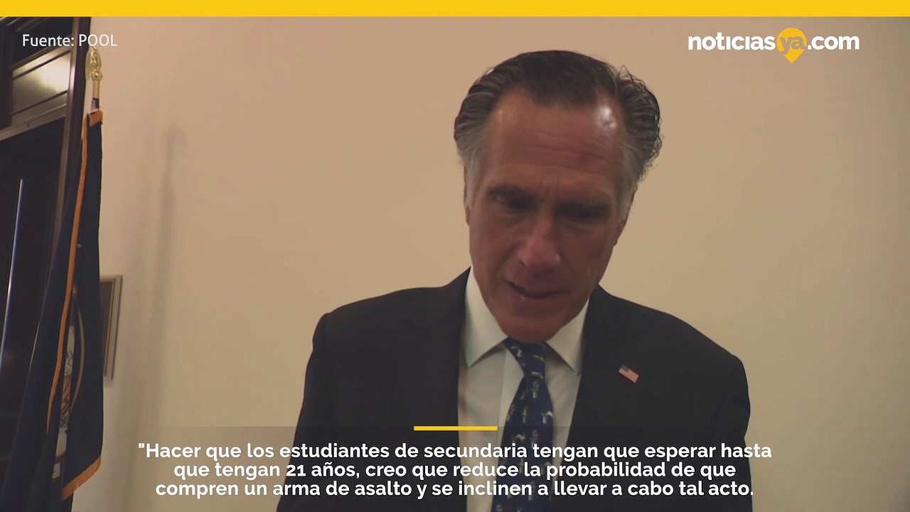 El senador republicano Mitt Romney dice que respalda aumentar la edad para comprar armas de asalto de 18 a 21 años
