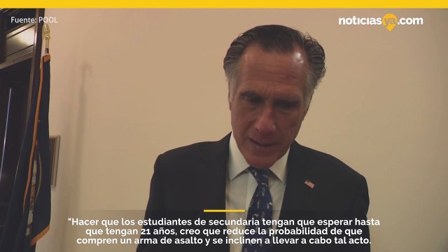 El senador republicano Mitt Romney dice que respalda aumentar la edad para comprar armas de asalto de 18 a 21 años