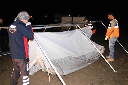 AFAD'tan çadır kentteki mağdur aileye çadır desteği