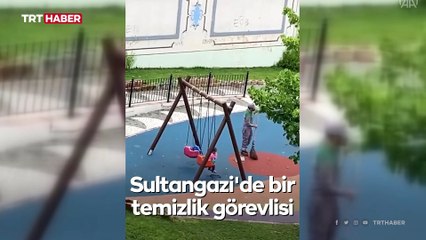 Temizlik görevlisi parkta oynayan çocuğu salladı