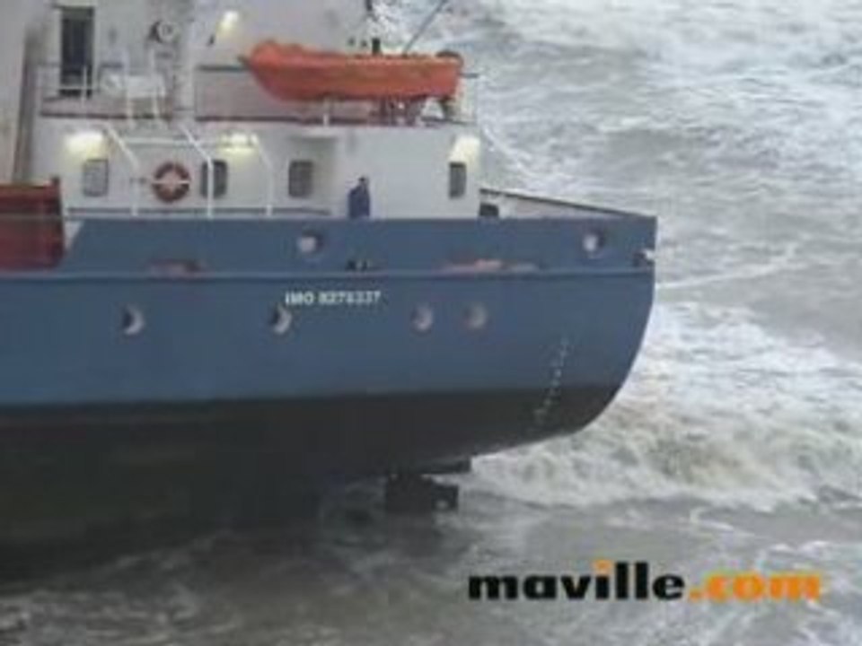 Les Sables d'Olonne: échec du remorquage du cargo échoué