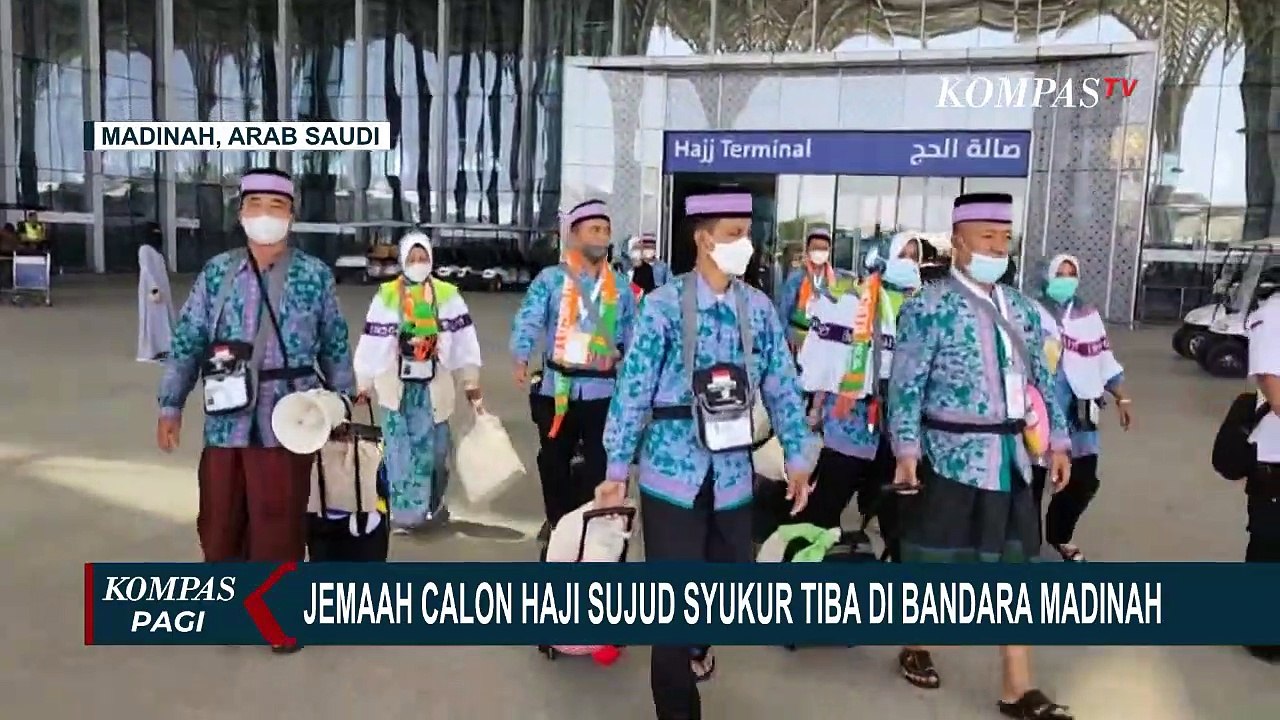 Setelah 11 Tahun Menanti, Jemaah Haji Sujud Syukur saat Tiba di Madinah