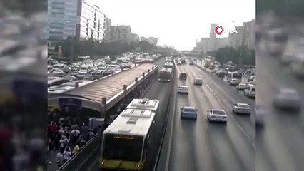 Peş peşe gelen ve durmayan metrobüslere isyan eden adamın çözümü şaşırttı