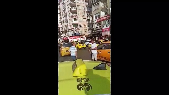 Taksiciler yolu kapatıp benzin ve motorin zamlarını protesto etti