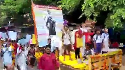 त्यांना अभ्यास करण्याच्या वयात कामाला का ठेवताय