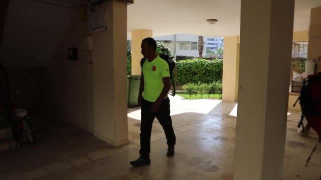 15 Metrelik Apartman Boşluğuna Düşen Kediyi, Mersin Büyükşehir Ekipleri Kurtardı