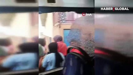 Seyir halindeki İETT otobüsünün camı patladı, yolcular büyük bir panik yaşadı!