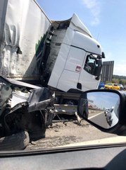 Pendik'te beton tankeri ve tırın karıştığı kazada beton tankeri yola devrildi. Olay yerine sağlık ekipleri sevk edildi.