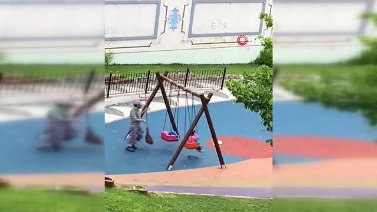 Sultangazi'de yürekleri ısıtan görüntü: Hem görevini yaptı, hem de salıncaktaki çocuğu salladı