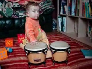 Gaspard joue des bongos