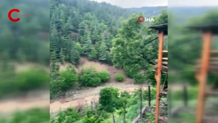 Adana'da yağış sonrası heyelan; mahalle yolu kapandı