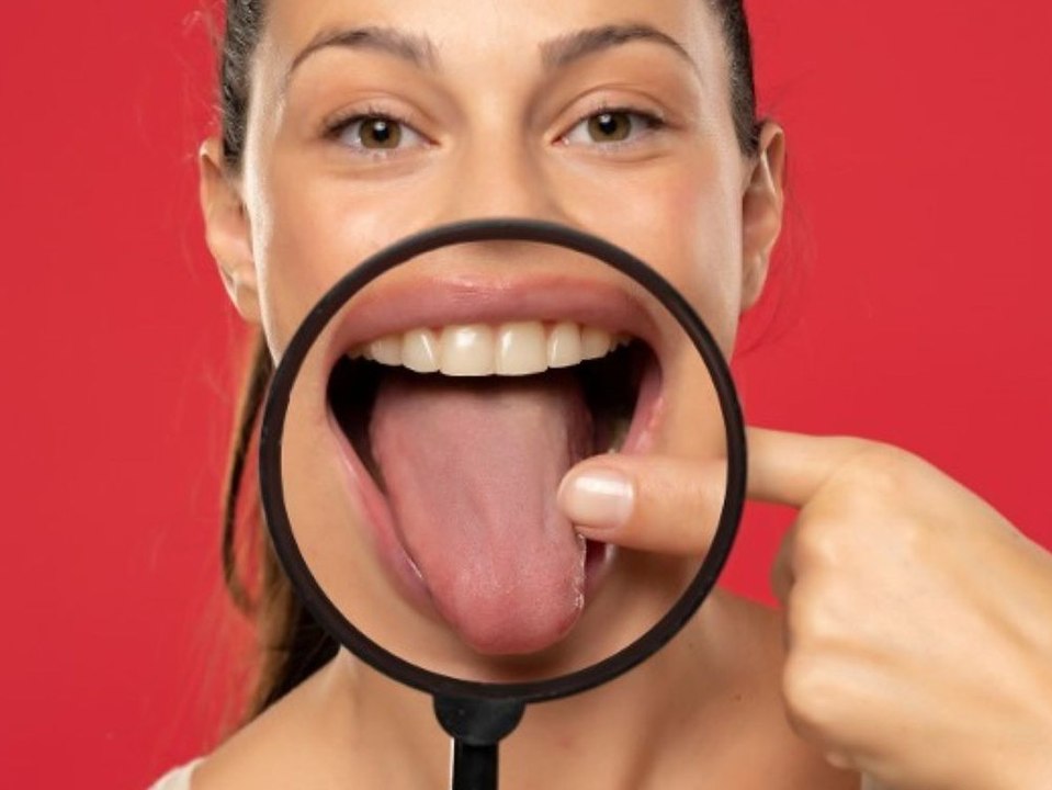 Farbe und Belag: Das verrät die Zunge über deine Gesundheit