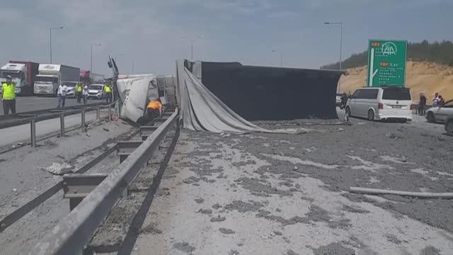 TEM Otoyolu'nda 6 aracın karıştığı trafik kazasında 3 kişi yaralandı