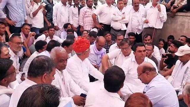 वकील का आत्मदाह: मृतक का शव एसडीएम कोर्ट के सामने रखकर प्रदर्शन, दो करोड़ का मुआवजा व दोषियों पर कार्रवाई होने पर ही होगा अंतिम संस्कार