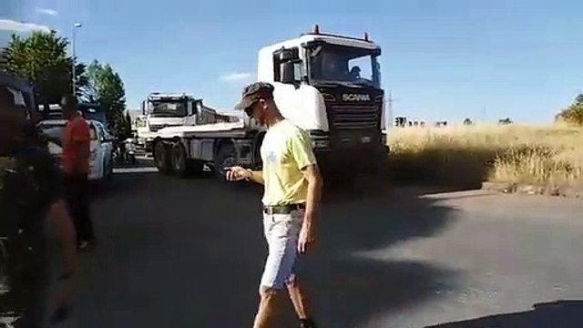 Carrara, ambientalisti bloccano i camion del marmo alla rotatoria, traffico in tilt
