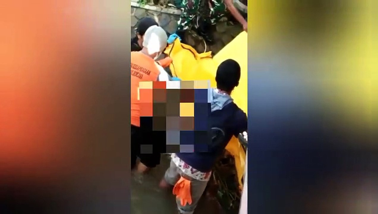 Proses evakuasi Jenazah yang ditemukan tersangkut diselokan di Manonjaya-Tasikmalaya