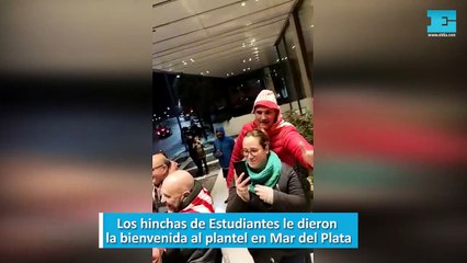 Los hinchas de Estudiantes le dieron la bienvenida al plantel en Mar del Plata
