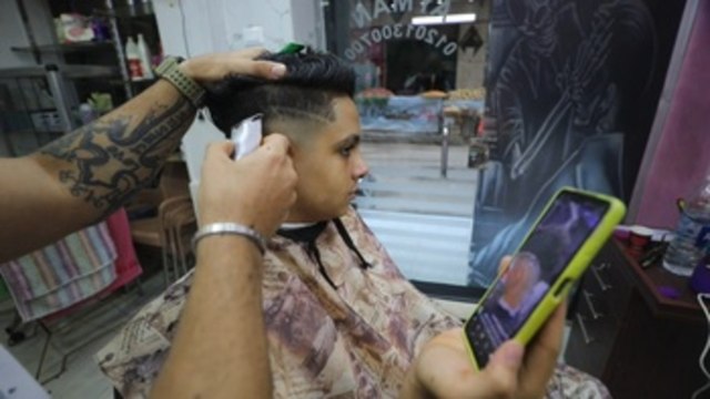 Peinados raros en El Cairo, una moda de rebeldía moderada