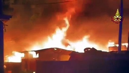 Catania, incendio al campo Rom